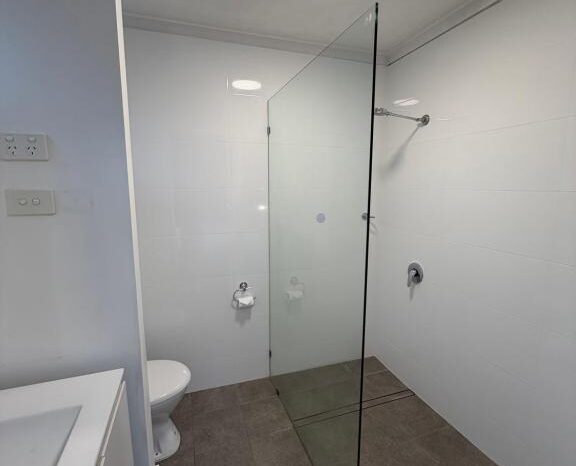 washroom in 4 Star Hotel parkes nsw