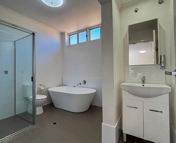 bath tub washroom in 4 Star Hotel parkes nsw