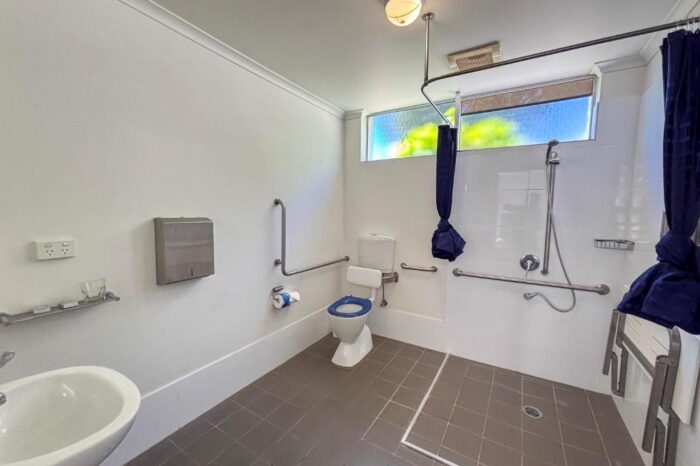 washroom in 4 Star Hotel parkes nsw