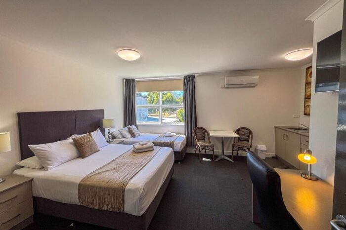 triple room in 4 Star Hotel parkes nsw